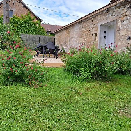 Logement Chaleureux Avec Parking Gratuit Oyre Exterior foto